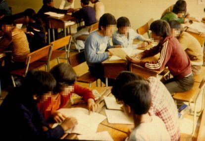 Una clase de niños del Juan XXIII estudian en un aula del colegio.