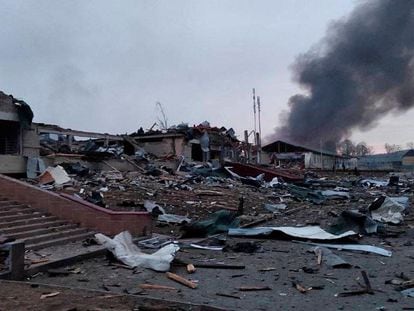 Edificios dañados en la base militar ucrania de Yavoriv, en la región de Lviv, a unos 25 kilómetros de la frontera de Polonia, tras el bombardeo ruso de este domingo.