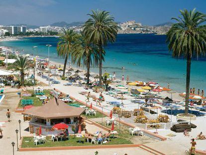 La platja d'en Bossa, a Eivissa, en una imatge d'arxiu.