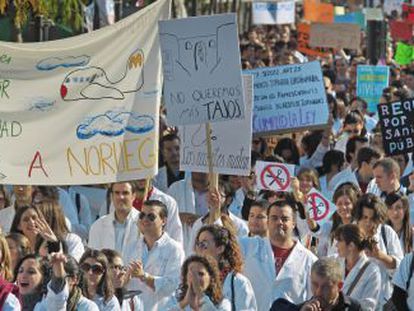 Médicos residentes se manifiestan en Sevilla el 19 de noviembre, el primer día de la huelga.