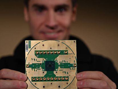 El ingeniero jefe de los laboratorios de Intel, Stefano Pellerano, sostiene un ejemplar del chip Horse Ridge en sus manos.