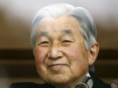 Akihito, de 82 años, reconoce que debido a su salud le será difícil  seguir asumiendo responsabilidades importantes 