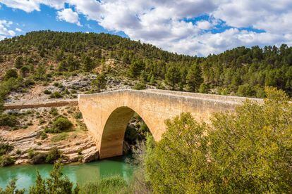 El puente de Vadocañas, sobre el río Cabriel, en la reserva natural de las Hoces del Cabriel.