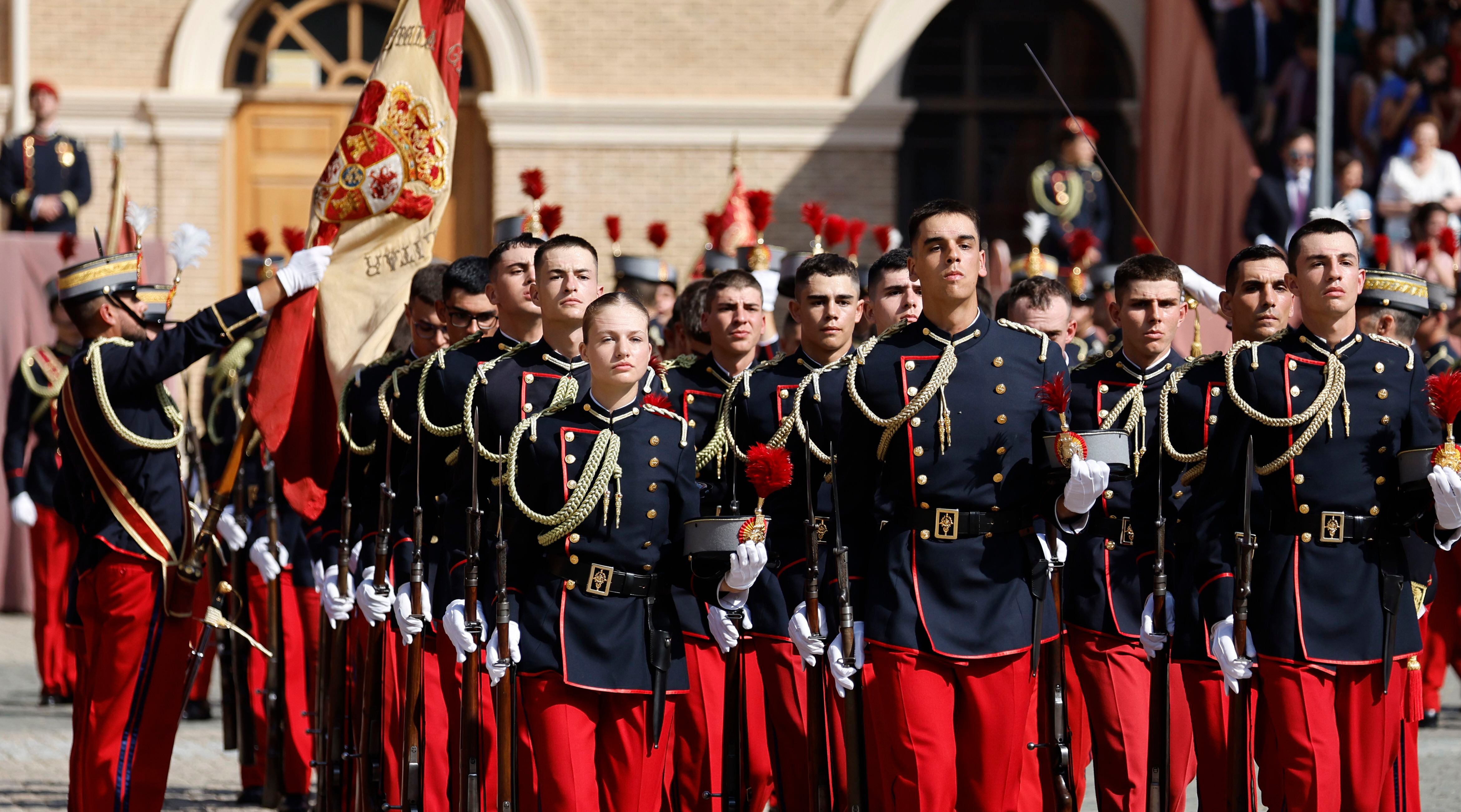 La princesa Leonor, durante el desfile junto a sus compañeros de promoción en el patio de armas de la Academia Militar de Zaragoza, este sábado. 