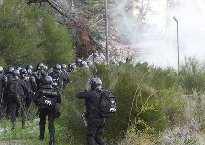 Miembros de la Policía Federal Argentina participan en el desalojo de una comunidad mapuche en Villa Mascardi, en el sur de Argentina.