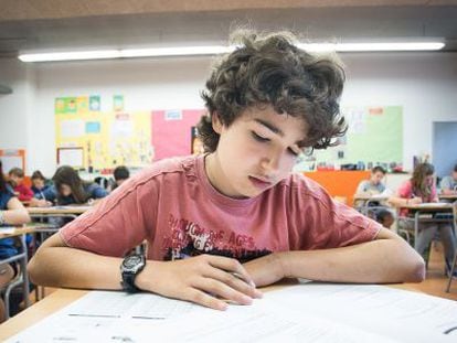 Un alumno de sexto de Primaria de la escuela Pere IV de Barcelona durante la evaluaci&oacute;n.