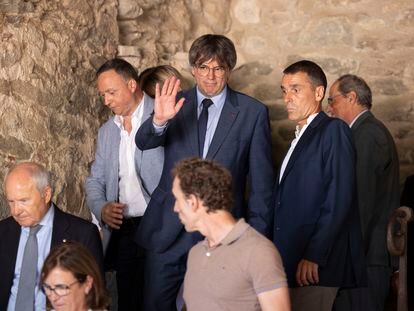Carles Puigdemont saluda durante el reciente acto de homenaje a Pau Casals en la abadía de Sant Miquel de Cuixa, en Prades, Francia.