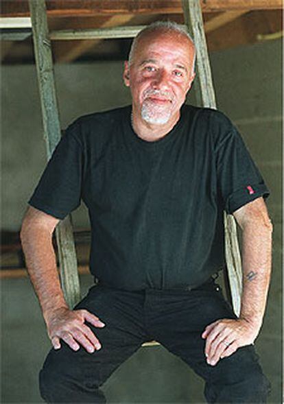 Paulo Coelho, en su casa de Tarbes (Francia).