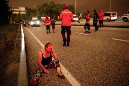 Una dona roman asseguda després de conèixer la notícia de l'incendi als voltants de la seva llar, a Pedrógão Grande.