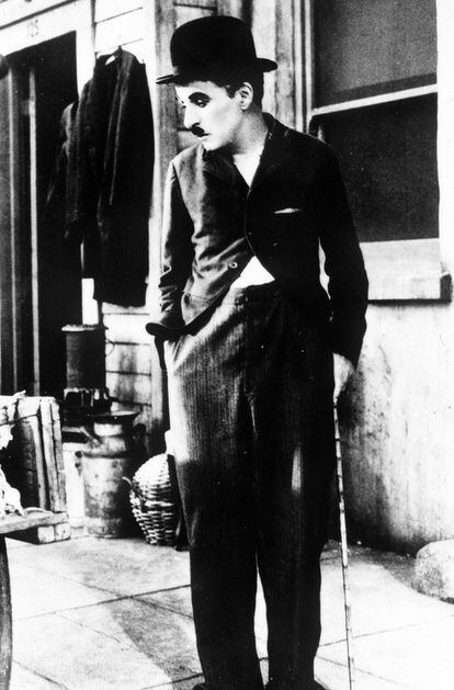 Charles Chaplin, nacido en Londres en 1889, había saltado de Inglaterra a Estados Unidos con una gira con su compañía teatral, pero el cine se le presentó como un horizonte de estabilidad económica. Charlot fue creado como carta de presentación para la gran pantalla.