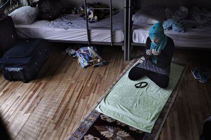 Yasemin es una mujer musulmana procedente de Sudáfrica. Vive como inmigrante en Estambul gracias a las clases de Inglés que imparte en una escuela privada. Comparte habitación con otras chicas en un albergue barato cerca de la Plaza Taksim.