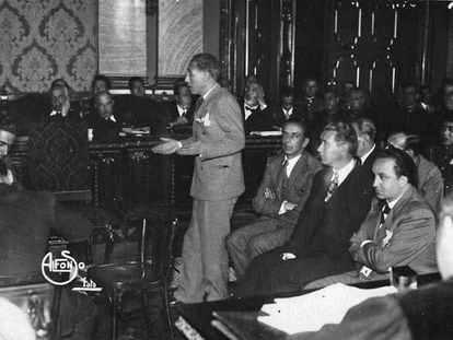 Lluís Companys, el maig del 1935, declarant davant el Tribunal de Garanties Constitucionals pels Fets d’Octubre del 1934. Asseguts, Joan Lluhí, Martí Esteve i Ventura Gassol. 