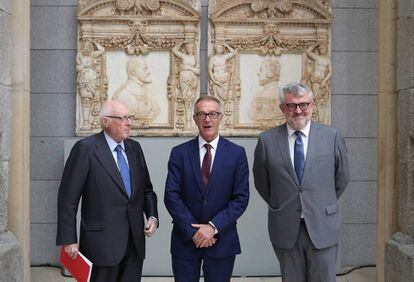 Desde la izquierda, José Pedro Pérez Llorca, José Guirao y Miguel Falomir, ayer, en el Museo del Prado, en Madrid.
 
 
 