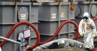 Un empleado, frente a tanques de agua radiactiva en Fukushima, el pasado agosto.