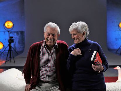 Mario Vargas Llosa y Mercedes Milá durante la grabación del programa de 'Milá vs Milá' que se emite este lunes.