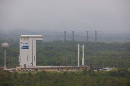 Maqueta a tamaño real del nuevo cohete europeo Vega en su plataforma de lanzamiento de la base espacial de Kourou (Guyana francesa).