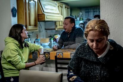 Familiares de Ocaña, durante una cena en el hogar de la hermana del actor.