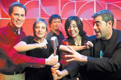 Luis Gutiérrez Rojas (izquierda) quedó finalista el IV Certamen de Monólogos del programa 'El club de la comedia' en 2004 junto a (de izquierda a derecha) Eva Hache, Secun de la Rosa, Gurutze Beitia y Carlos Blanco.