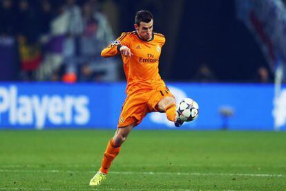 Bale dispara durante el partido contra el Schalke.