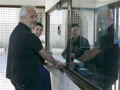 El parlamentario verde italiano Mario Bulgarelli visita a Arnaldo Otegi en la prisión de Martutene, en agosto de 2007.