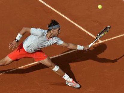 Nadal devuelve la bola a Fognini. 