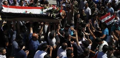 Entierro de las víctimas de un ataque con mortero en un distrito de Damasco.