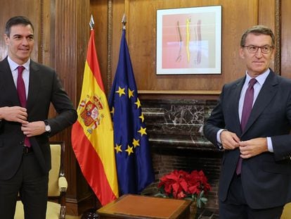 Reunión entre el presidente del Gobierno, Pedro Sánchez, y el líder del PP, Alberto Núñez Feijóo, en el Congreso de los Diputados, el 22 de diciembre.