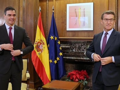 Reunión entre el presidente del Gobierno, Pedro Sánchez, y el líder del PP, Alberto Núñez Feijóo, en el Congreso de los Diputados, el 22 de diciembre.