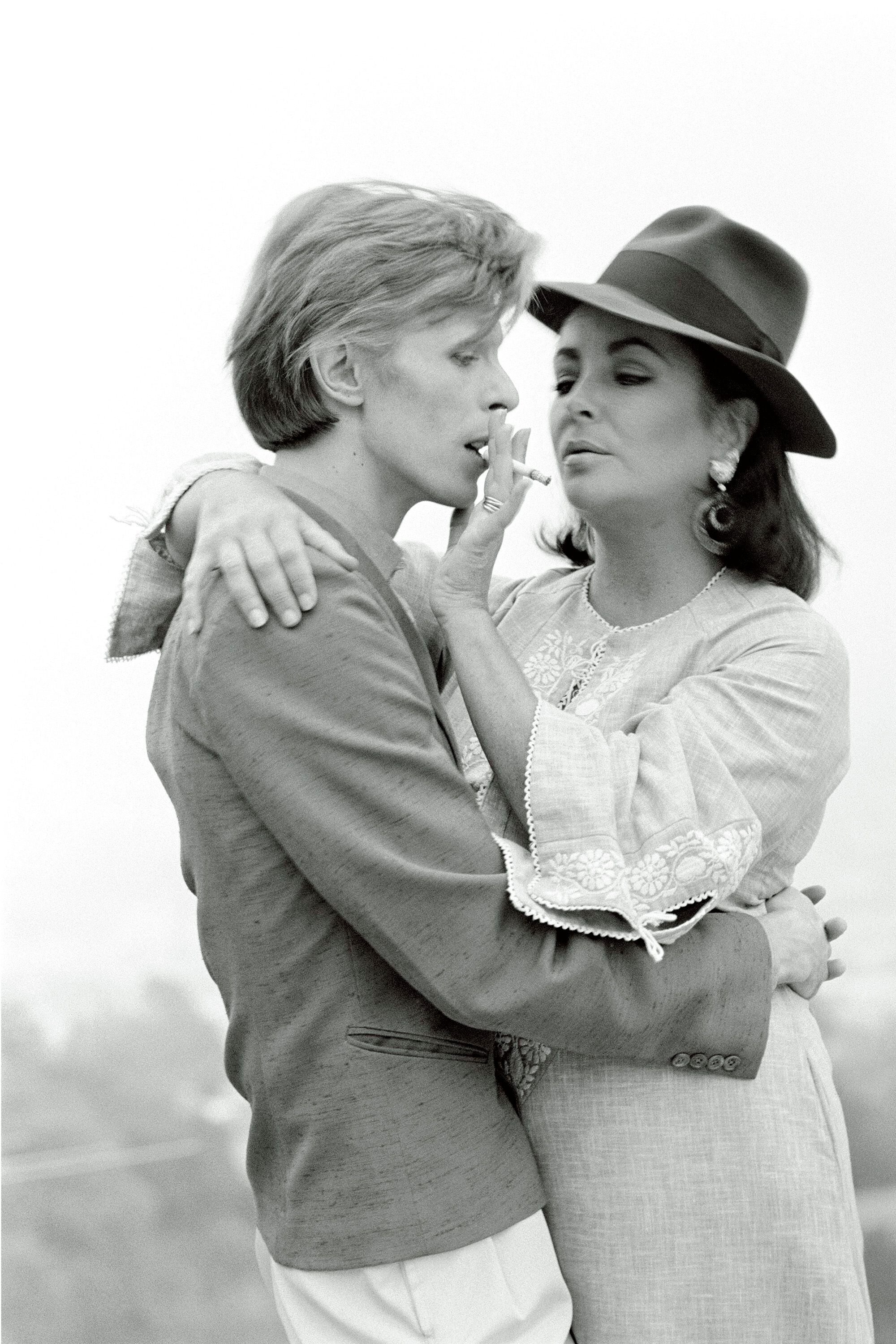 Imposible más glamour: David Bowie y Elizabeth Taylor, en la casa del director de cine George Cukor, en Beverly Hills, en 1974. 