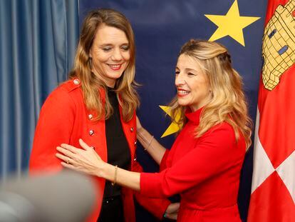 La vicepresidenta y portavoz de CEOE en Castilla y León, Ángela de Miguel (a la izquierda) y la vicepresidenta segunda del Gobierno y ministra de Trabajo y Economía Social, Yolanda Díaz, este miércoles en Valladolid.