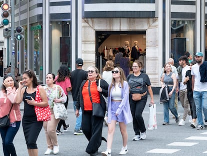Una multitud pasea por la Calle Gran Vía, en el centro de Madrid.