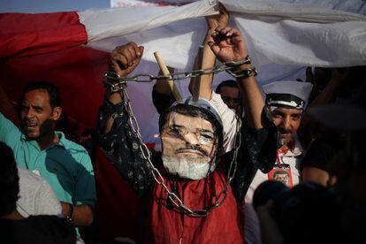 Un manifestante porta una careta de Morsi y unas cadenas para mostrar su oposici&oacute;n a las pol&iacute;ticas del lider egipcio.