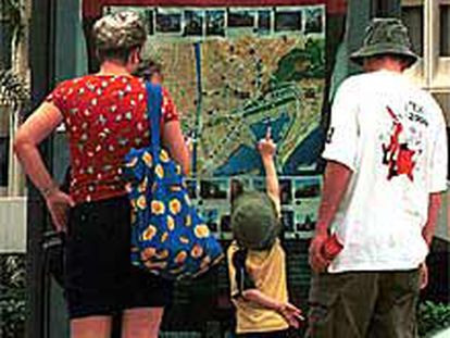 Una familia de turistas observaba ayer un plano de Málaga.