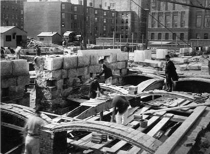 Rafael Guastavino en la construcción de la Biblioteca Pública de Boston en 1889.