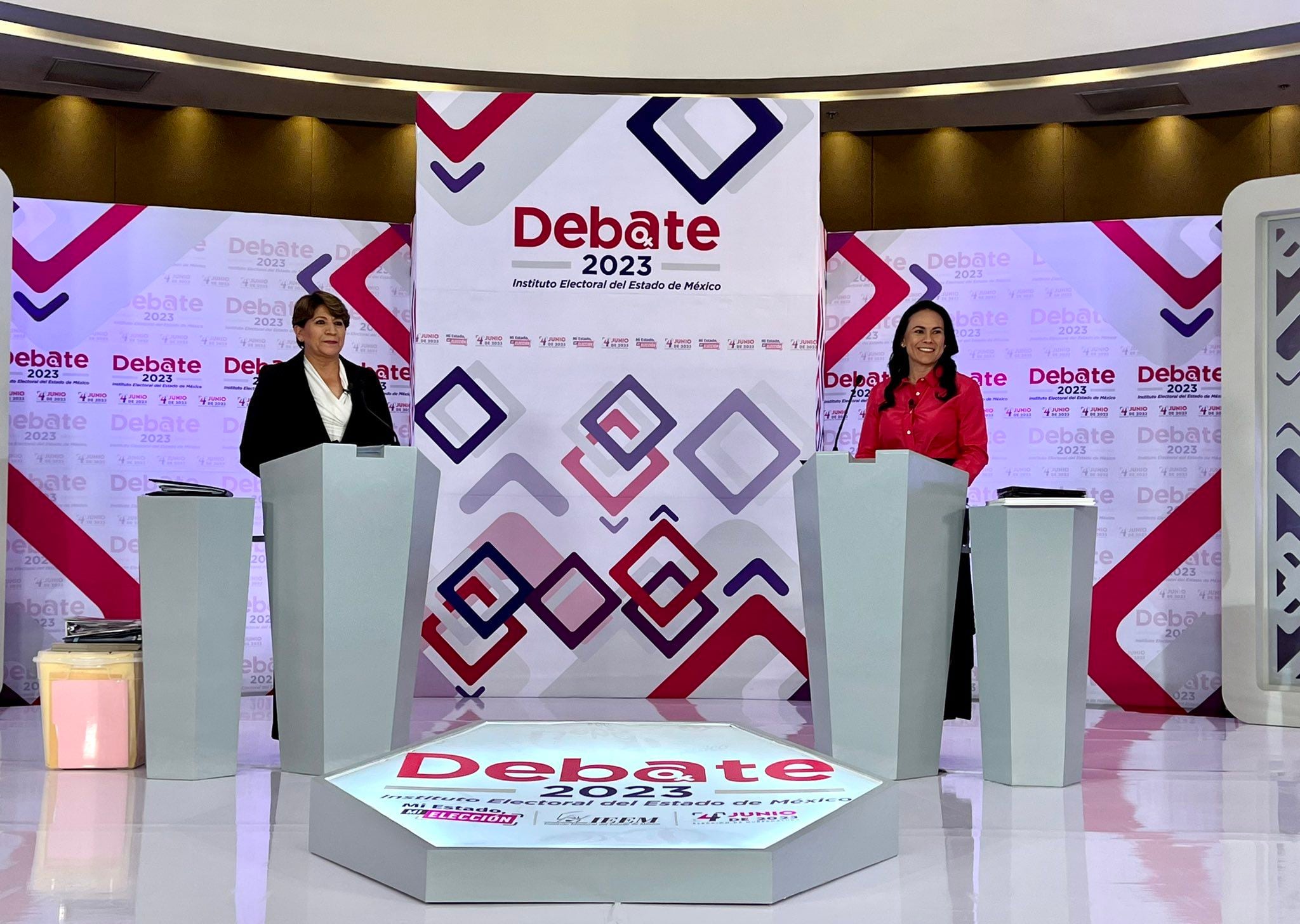 candidatas a la gubernatura del Estado de México, Delfina Gómez y Alejandra del Moral, durante el debate.