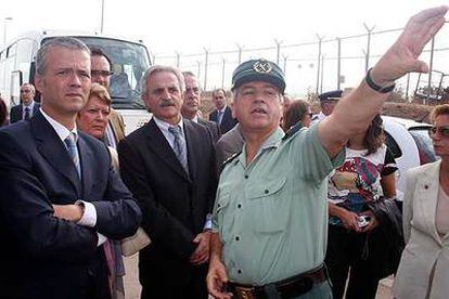 Los secretarios de Estado de Interior e Inmigración atienden las explicaciones sobre la valla fronteriza de Melilla.