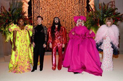 Michele, rodeado de celebridades en la gala Met de 2019, dedicada al ‘Camp’. De izda. a dcha., Serena Williams, Harry Styles, el diseñador, Lady Gaga y Anna Wintour.
