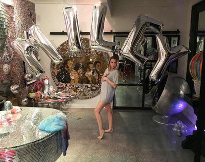 La cantante ha publicado varias imágenes en su cuenta de Instagram para mostrar cómo está siendo el día de su 25º cumpleaños. Se ha levantado con globos en su casa y el primer regalo ha sido el de su prometido Liam Hemsworth: un collar con billantes de colores con la palabra Lili, que es como la artista llama cariñosamente al actor.