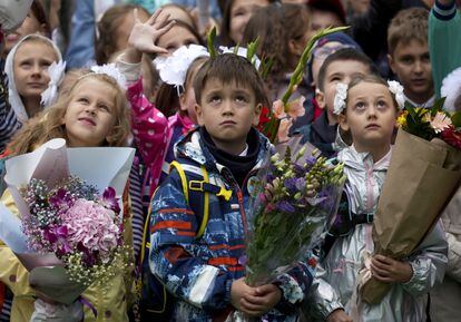 Alumnos asisten a la ceremonia del Día del Conocimiento que marca el inicio de un nuevo año escolar, en una escuela de Moscú, Rusia, el 1 de septiembre de 2022.