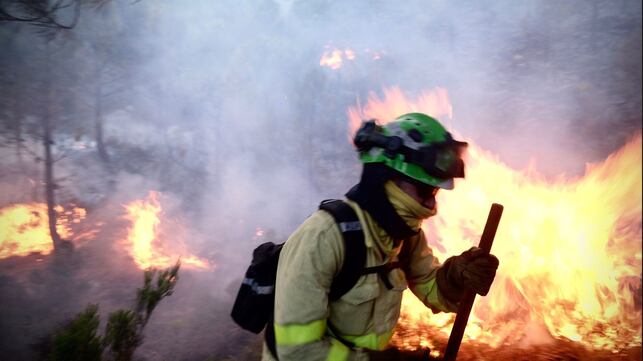 Un bombero lucha contra las llamas del incendio forestal declarado el pasado jueves 8 de septiembre en Sierra Bermeja, en la provincia de Málaga.