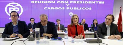Cifuentes, junto con Gonz&aacute;lez Taboada (d) y Juan Carlos Vera durante la primera reuni&oacute;n de presidentes y cargos p&uacute;blicos de la gestora del PP.