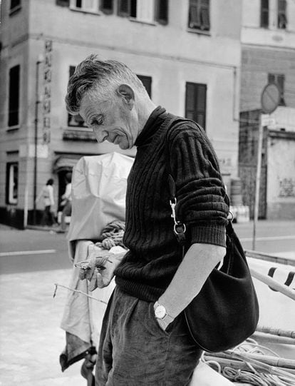 Samuel Beckett, con un bolso de la firma en 1971.