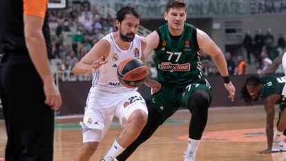 Llull mueve el balón ante Gudaitis durante el partido entre el Panathinaikos y el Real Madrid este jueves en Atenas.