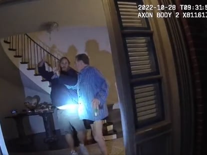 Un fragmento del vídeo en el que un hombre ataca con un martillo al marido de Nancy Pelosi.