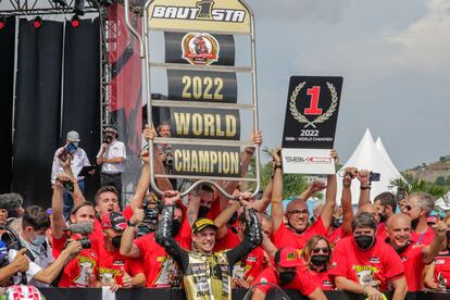 Álvaro Bautista después de ganar el Mundial de Superbikes en el circuito de Mandalika, Indonesia, este domingo.