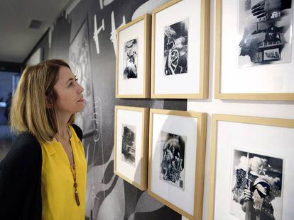 Una mujer observa la exposici&oacute;n del Institut Valenci&agrave; d&#039;Art Modern (IVAM), que documenta el legado de Josep Renau.