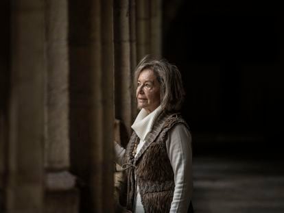 Carmen Pellería, en el claustro de la catedral de Santander.