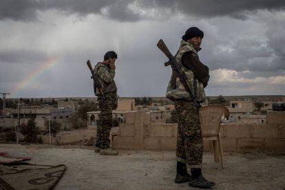 Milicianos de las SDF, este domingo en Bahguz.