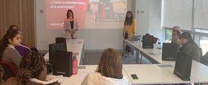 Taller impartido en la sede de Sopra Steria en Madrid del programa Mujeres y TIC. 