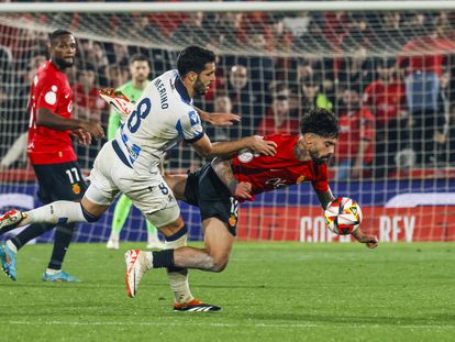 El centrocampista portugués del Mallorca Samuel Costa pelea por el balón con Mikel Merino, este martes en el partido de Copa contra la Real Sociedad.